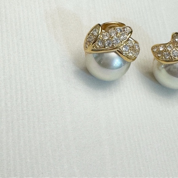 Pair of Vintage Roman Golden Faux Pearl Clip On Earrings - Picture 3 of 13